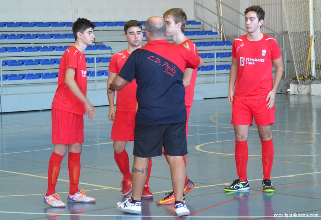 raul gil dando instrucciones a sus jugadores