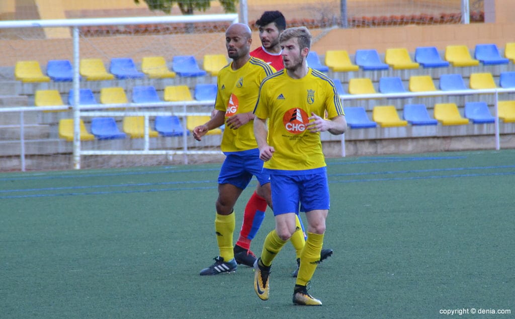 renzo y alfi durante el choque ante la ud canals