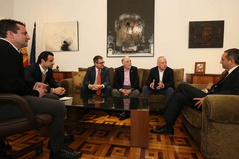 reunion de los representantes de la federacion de tenis de la comunitat valenciana con cesar sanchez