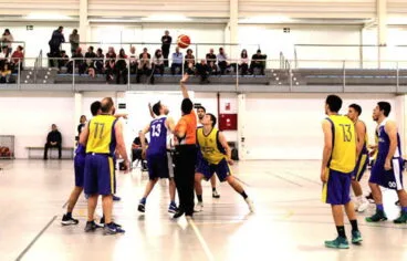 salto inicial del partido entre el denia y el oliva