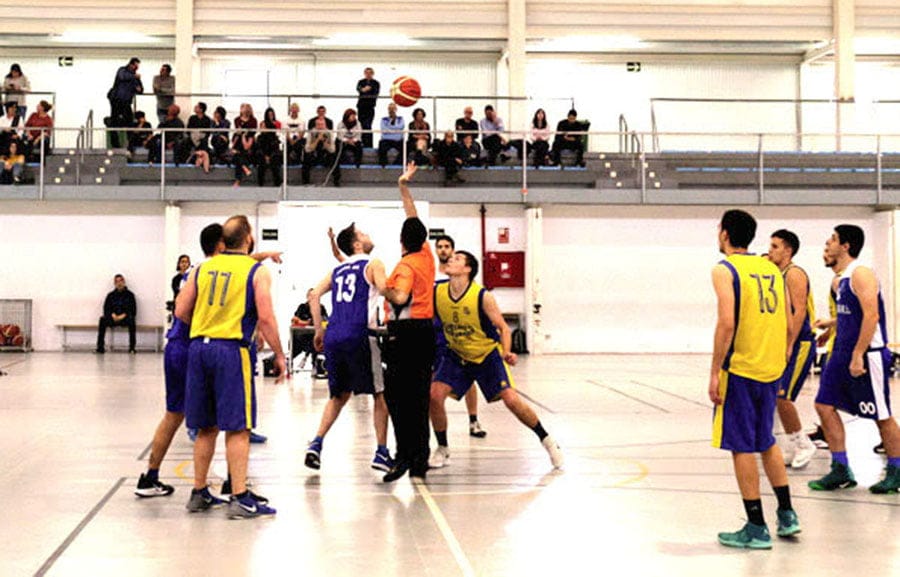 salto inicial del partido entre el denia y el oliva