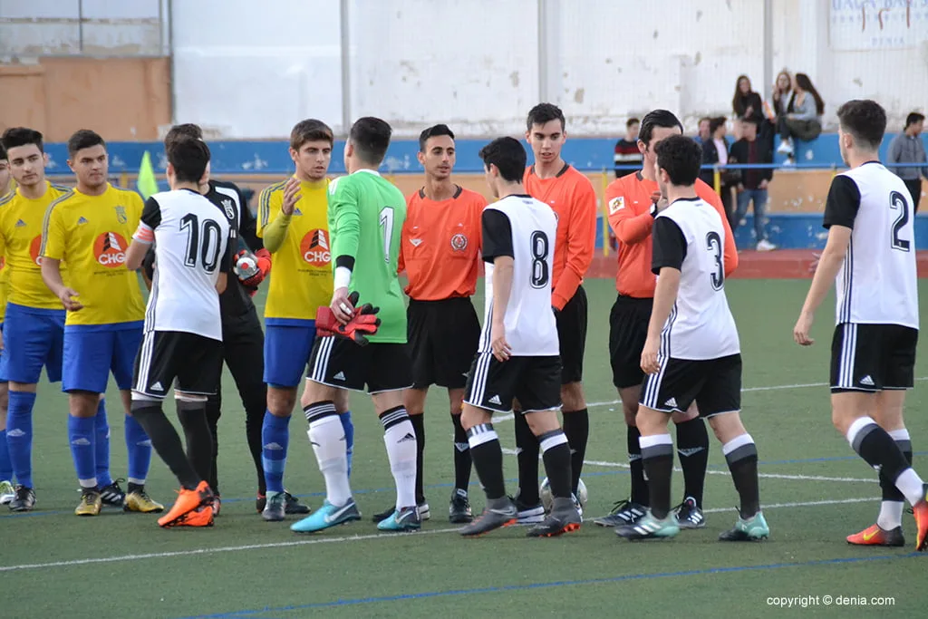 El CD Dénia en un gran partido cedió tres puntos a un potente Valencia CF (1-2) 1 saludos entre los jugadores del denia y valencia