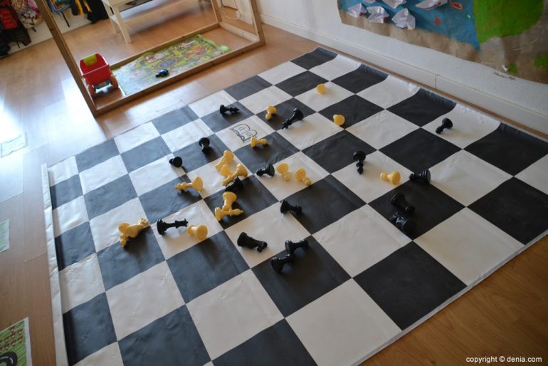 Tablero de ajedrez en un aula de 2 años del colegio Alfa i Omega