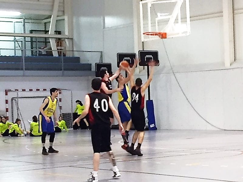 un dianense lanzando a canasta rival