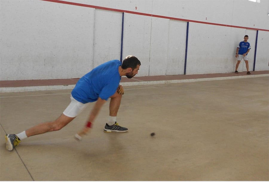 un jugador de raspall golpeando la pelota