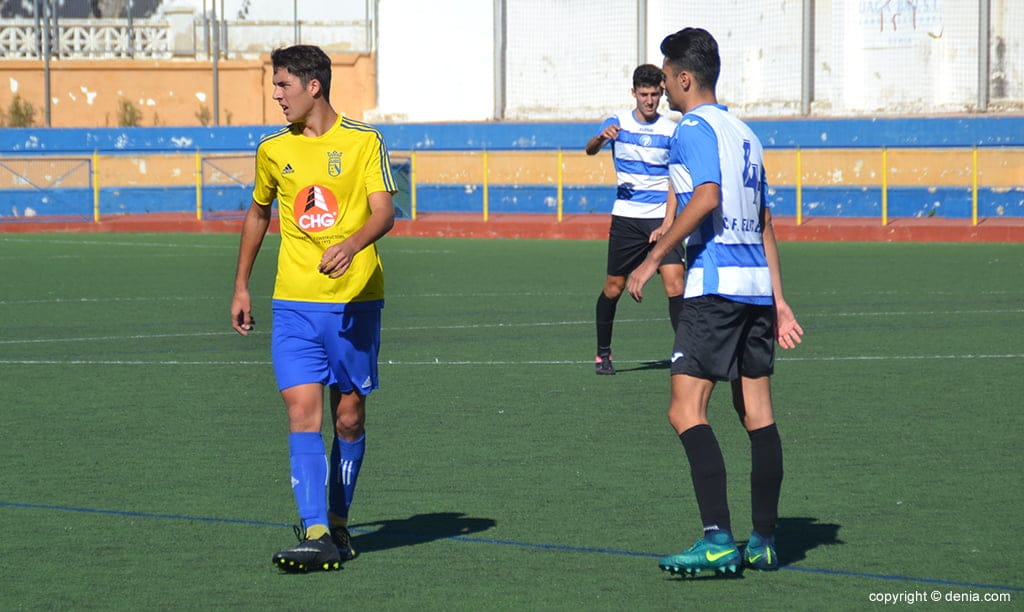 Los chavales del juvenil del CD Dénia mentalizados para ganar al Valencia CF 2 un jugador dianense durante un choque