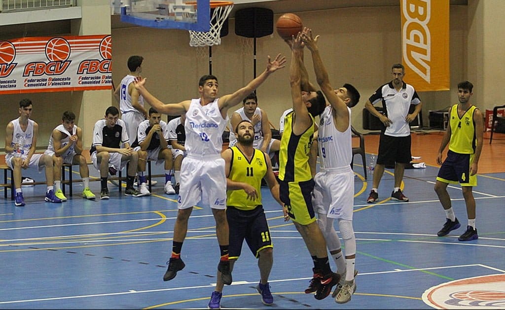 Los equipos seniors y juniors del Dénia Básquet afrontan con optimismo la recta final de la liga 1 un jugador senior del denia basquet luchando por el rebote