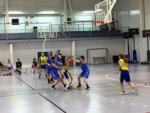 Derrotas dolorosas para el junior masculino y senior femenino del Dénia Básquet 2 una jugadora dianense intenta entrar en la zona del cb aldaia