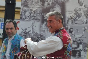 Vicent Montaner impone el corbatín a la bandera del Oeste