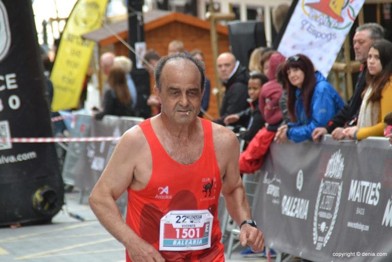 Vicente Llopis Cheli entrando en meta