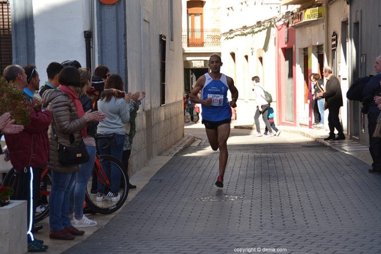 Youssef Ahatach en una calle de Gata