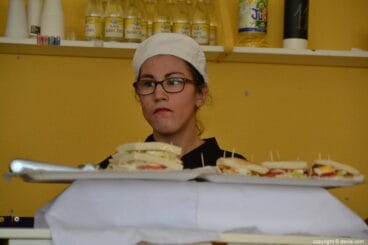 Sirviendo los bocadillos del almuerzo