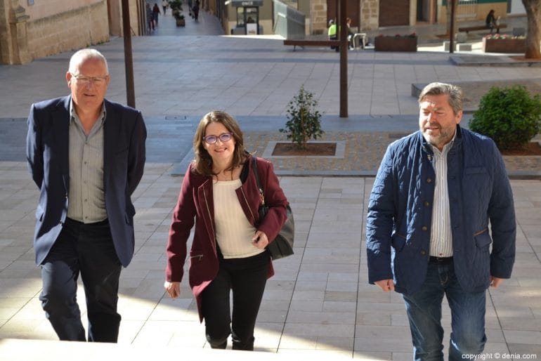 Mónica Oltra visita Dénia - Llegada al Ayuntamiento