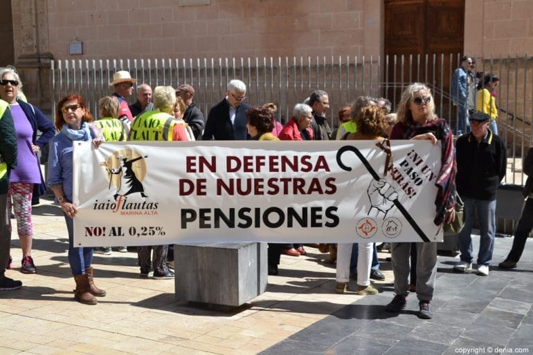 Manifestación IaioFlautas de la Marina Alta - Manifestantes con pancartas