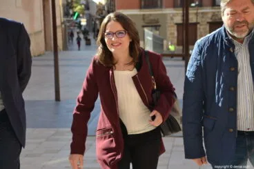 Mónica Oltra visita Dénia – Llegada al Ayuntamiento