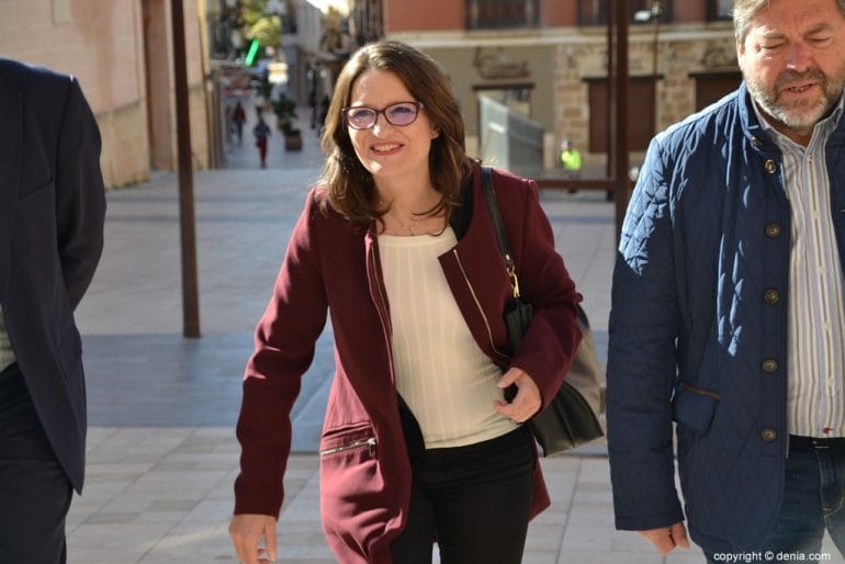 Mónica Oltra visita Dénia - Llegada al Ayuntamiento