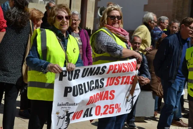 04 manifestacion iaioflautas de la marina alta manifestantes con pancartas