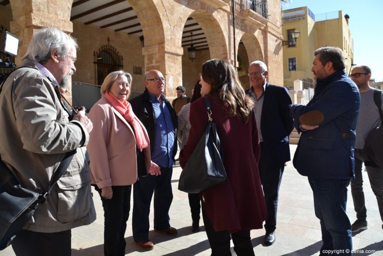 Monica Oltra visite Dénia - Arrivée à la mairie