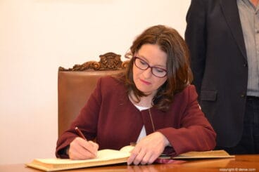 Mónica Oltra visita Dénia – Firmando en el libro de honor de la ciudad