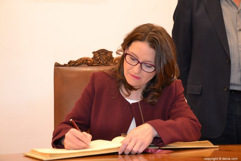 Mónica Oltra visita Dénia - Firmando en el libro de honor de la ciudad