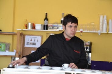 Xavi atendiendo la barra