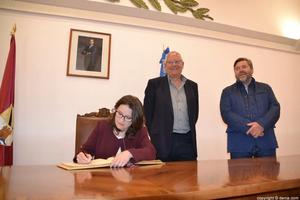 Mónica Oltra visita Dénia - Firmando en el libro de honor de la ciudad