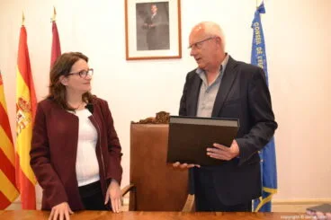 Mónica Oltra visita Dénia – Entrega una réplica del título de ciudad