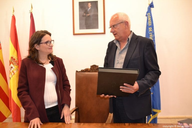 Mónica Oltra visita Dénia - Entrega una réplica del título de ciudad