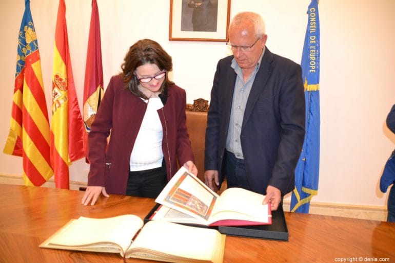 Mónica Oltra visita Dénia - Entrega una réplica del título de ciudad