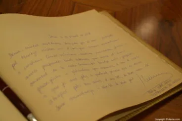 Mónica Oltra visita Dénia – Firma en el libro de honor de la ciudad