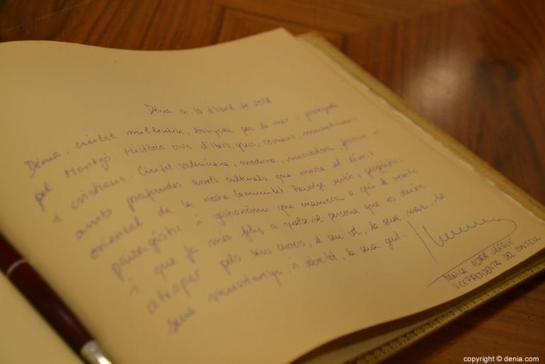 Mónica Oltra visita Dénia - Firma en el libro de honor de la ciudad