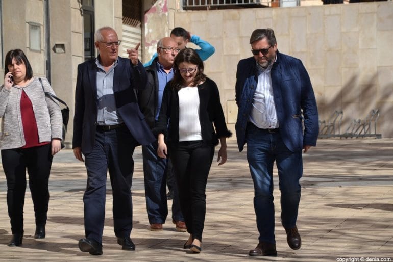 Mónica Oltra visita Dénia - Con el alcalde y concejales