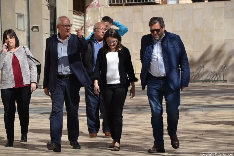 Mónica Oltra visita Dénia - Con el alcalde y concejales