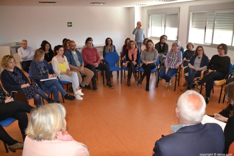Mónica Oltra visita Dénia - Asistentes a la reunión