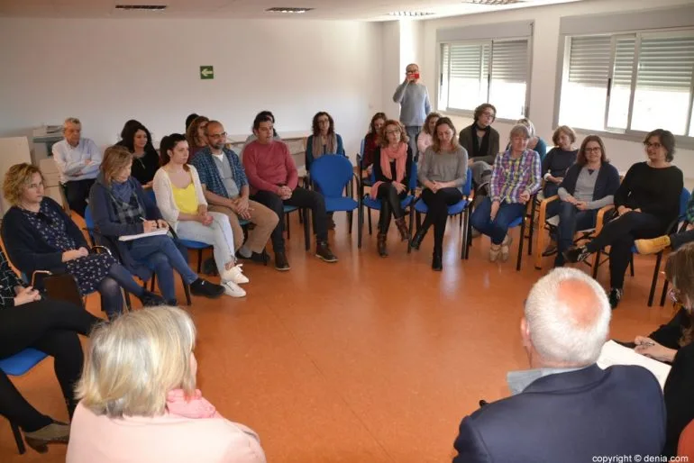 Mónica Oltra visita Dénia - Asistentes a la reunión