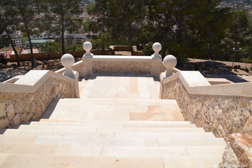 El Castillo de Dénia recupera parte de su esencia tras la restauración de la escalera del Duc de Lerma 2 23 inauguracion de la escalera del duc de lerma vista desde arriba