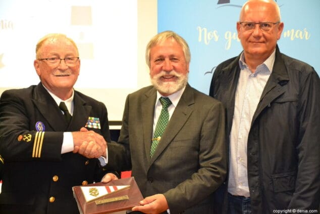 28 inauguracion xi salon nautico denia entrega de metopa a gabriel martinez