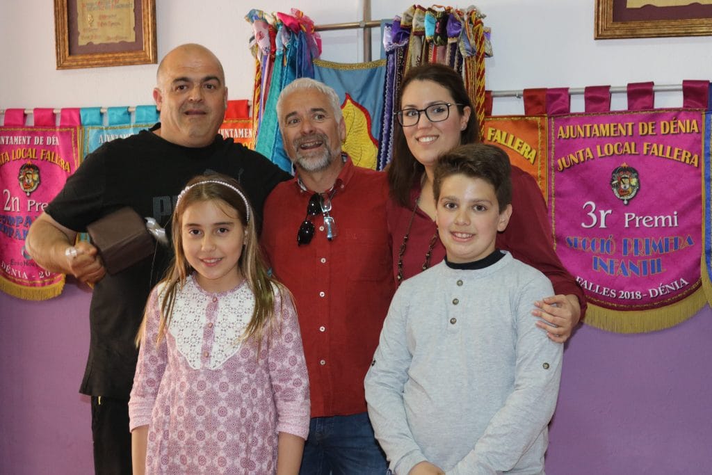La comida de la 'apuntà', un éxito en la falla Campaments 1 agradecimiento al cocinero de la apunta de campaments