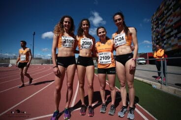 aina fornes con sus companeras del relevo 4x400 de la universidad de valencia