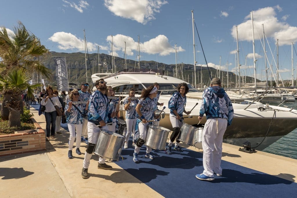 batucada animando el xi salon nautico de denia