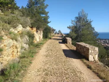 Camino de la colonia en el Montgó