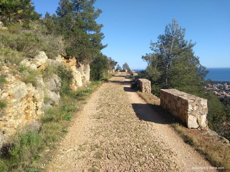 Camino de la colonia en el Montgó