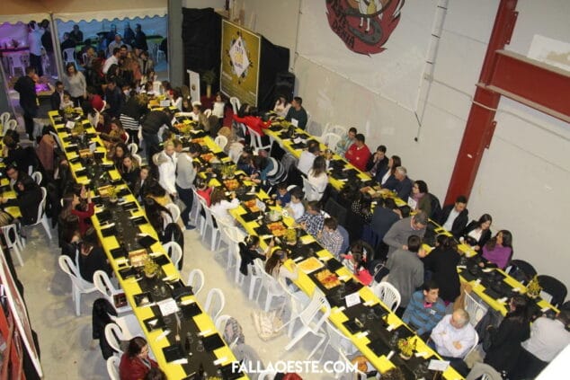 cena de la treta en la nave de la falla oeste