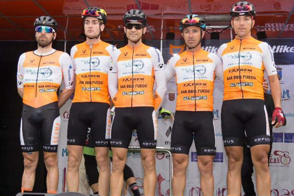 Ciclistas del Multiesport-UCMontgó en la Vuelta a Murcia Máster