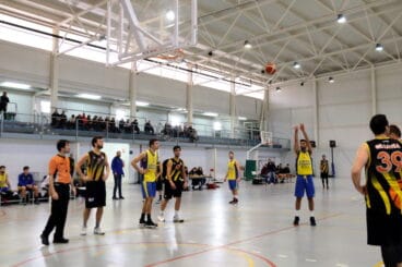 denier llançant un tir lliure