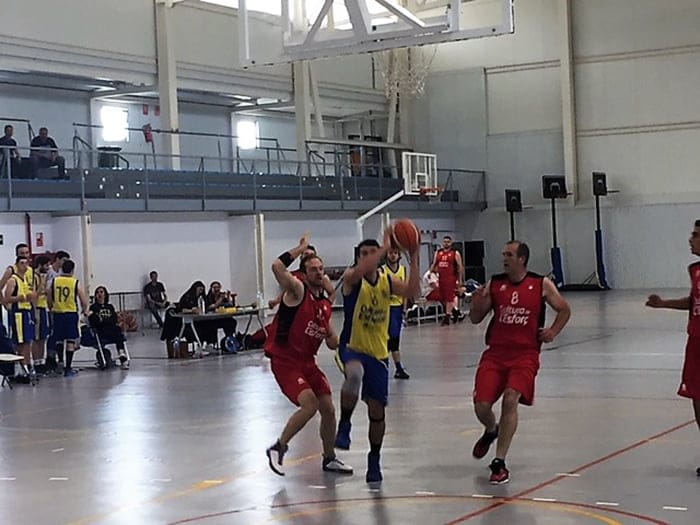 El senior Autonómico del Dénia Básquet perdió ante el SCD Carolinas por 75 a 61 2 entrada a canasta de un jugador senior dianense