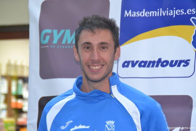 Moha Rida Younnes fue el ganador de la ' Volta a Peu a Dénia' 12 franc lopez en el podio