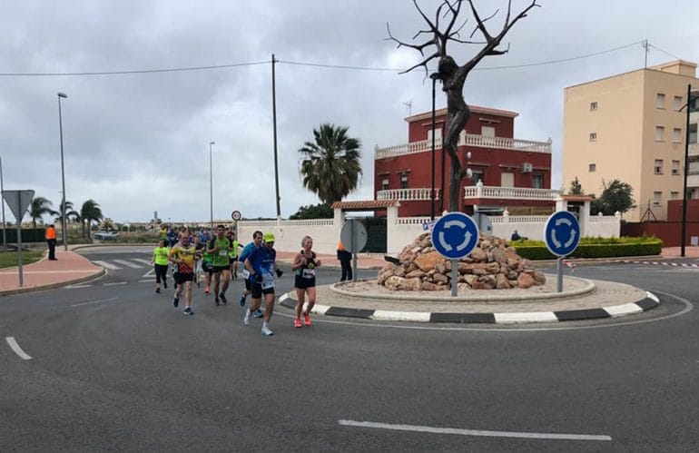 Grupo atletas por la rotonda
