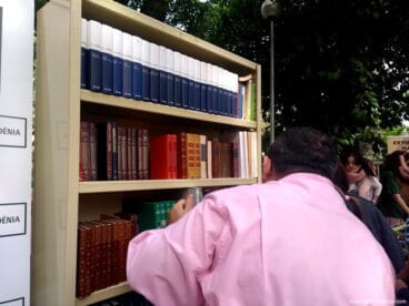 Intercambio de libros por comida en la UNED