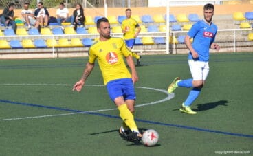 javi combinando la pelota con un companero
